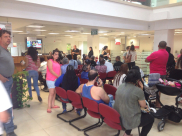  بالصور: بعد الاعلان عن نية إغلاق فروع البنوك الأخرى - بنك هبوعليم بيافا يكتظ بالمواطنين